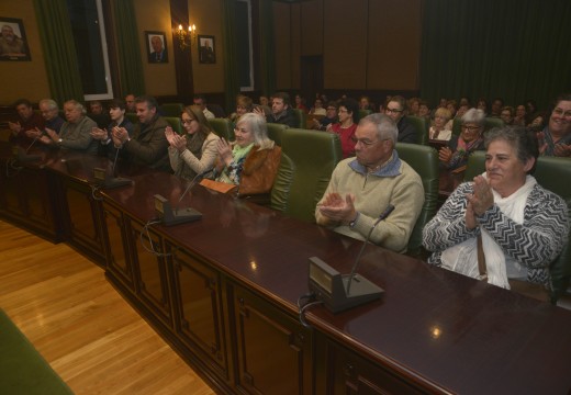 Numerosos veciños acudiron á presentación da obra “A Cacería” de Amadeo Cobas no salón de plenos do concello de Riveira